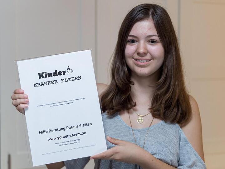 Lana Rebhan zeigt ihrere Urkunde. Foto: Anand Anders