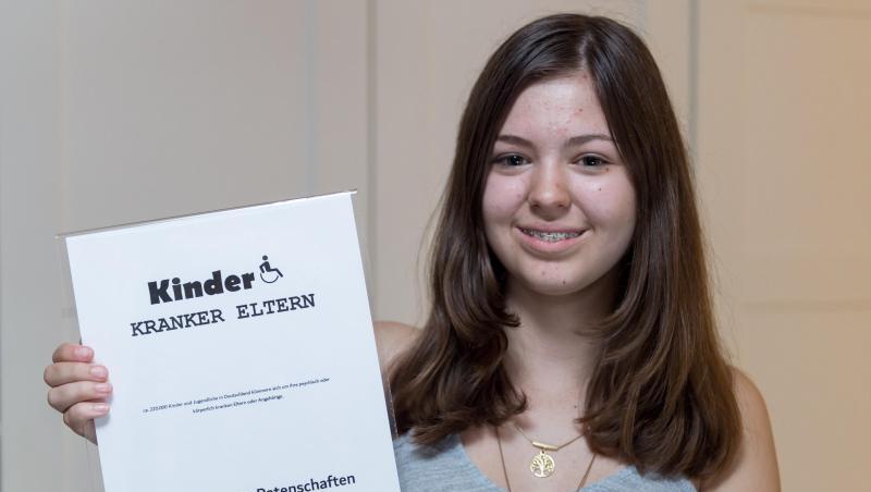 Lana Rebhan zeigt ihrere Urkunde. Foto: Anand Anders