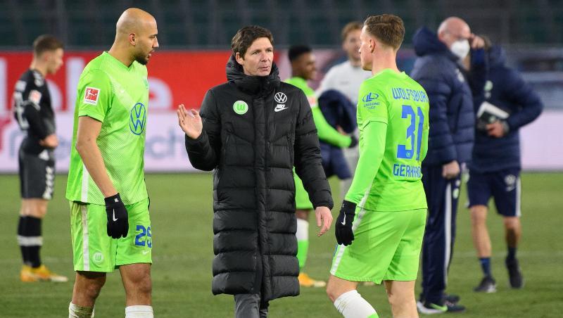 Haben mit Wolfsburg die Königsklasse im Blick: Trainer Oliver Glasner mit Yannick Gerhardt (r) und John Brooks.