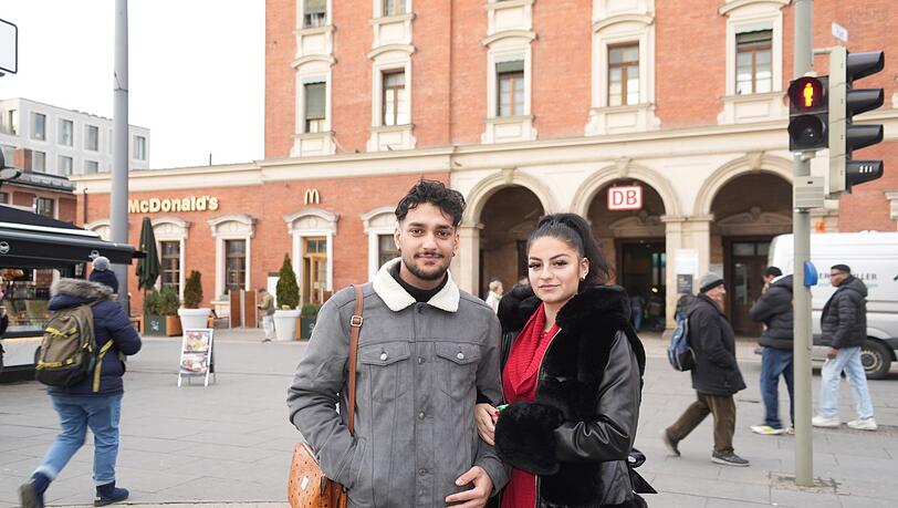 "Mei, es geht in eine schlechte Richtung": Dennis (20) und Aylin (18) sind gebürtige Pasinger - und kennen die Lage am Bahnhof. "Mei, es geht in eine schlechte Richtung": Dennis (20) und Aylin (18) sind gebürtige Pasinger - und kennen die Lage am Bahnhof.