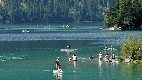 Menschen baden und schwimmen im See.