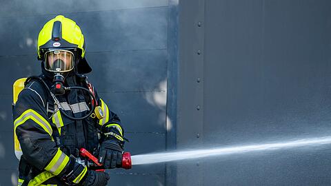Ein Mitglied der Feuerwehr beim Löscheinsatz.