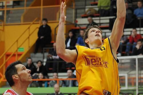Der Topscorer der Hexer: Dominic Schneider unterm Korb.