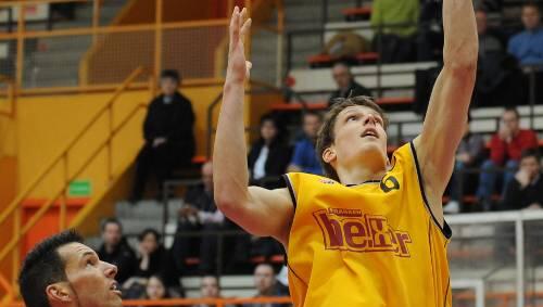 Der Topscorer der Hexer: Dominic Schneider unterm Korb. Der Topscorer der Hexer: Dominic Schneider unterm Korb.