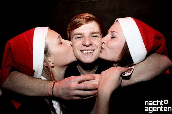 Heiße Knutsch-Party bei der Isarszene X-Mas-Party im Neuraum. Noch mehr Fotos sehen sie unter: www.nachtagenten.de.