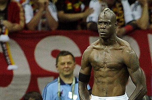 Der unglaubliche Mario: Nach seinem zweiten Tor lässt Balotelli seine Muskeln spielen.