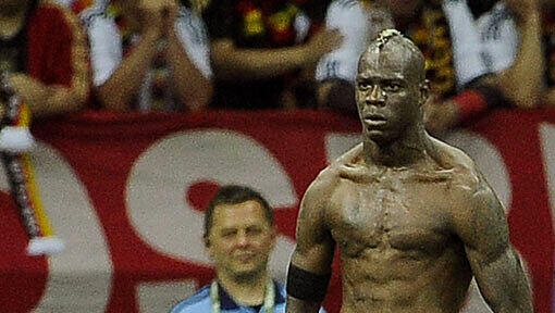 Der unglaubliche Mario: Nach seinem zweiten Tor lässt Balotelli seine Muskeln spielen. Der unglaubliche Mario: Nach seinem zweiten Tor lässt Balotelli seine Muskeln spielen.