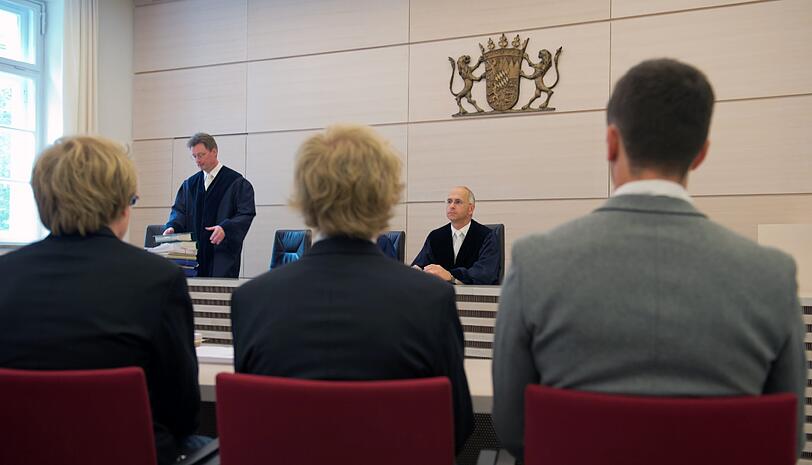 Die drei Ex-Abiturienten im Gerichtssaal.