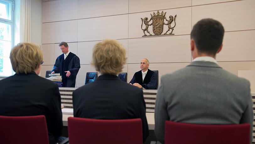 Die drei Ex-Abiturienten im Gerichtssaal. Die drei Ex-Abiturienten im Gerichtssaal.