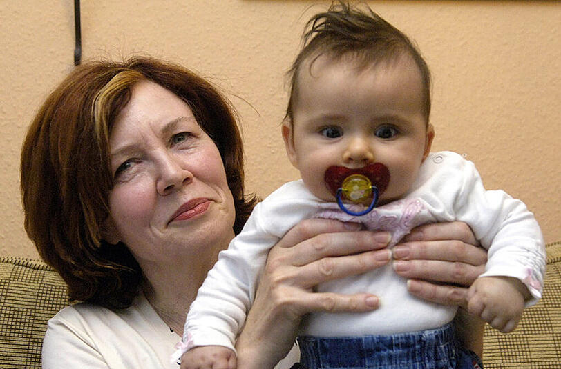 Die damals 55-jährige Annegret Raunigk posiert mit ihrer Tochter Lelia am 03.11.2005 in ihrem Haus in Berlin-Spandau. Lelia ist das 13. Kind der Lehrerin und kam im Sommer 2005 auf die Welt.