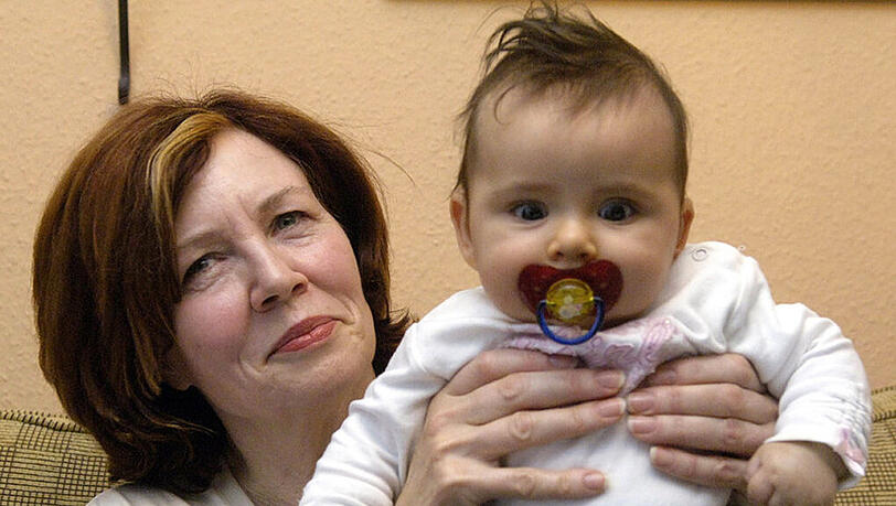 Die damals 55-jährige Annegret Raunigk posiert mit ihrer Tochter Lelia am 03.11.2005 in ihrem Haus in Berlin-Spandau. Lelia ist das 13. Kind der Lehrerin und kam im Sommer 2005 auf die Welt.