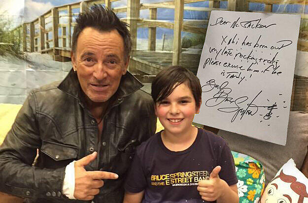 Bruce Springsteen hat seinem jungen Fan Xabi Glovsky nach seinem Konzert aus der Patsche geholfen.