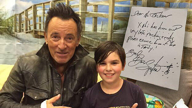 Bruce Springsteen hat seinem jungen Fan Xabi Glovsky nach seinem Konzert aus der Patsche geholfen. Bruce Springsteen hat seinem jungen Fan Xabi Glovsky nach seinem Konzert aus der Patsche geholfen.