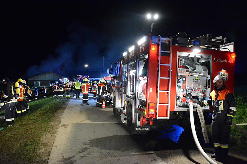 Die Flammen ließen nicht viel übrig - 30 Rinder starben im Feuer. Die Bilder vom Löscheinsatz in Wurmsham.
