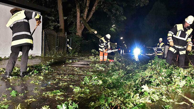 Einsatzkräfte der Münchner Berufsfeuerwehr am Dienstagabend in der Pienzenauerstraße.