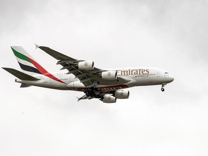 Ein Airbus A380 der Fluggesellschaft Emirates im Anflug auf den Flughafen Düsseldorf.