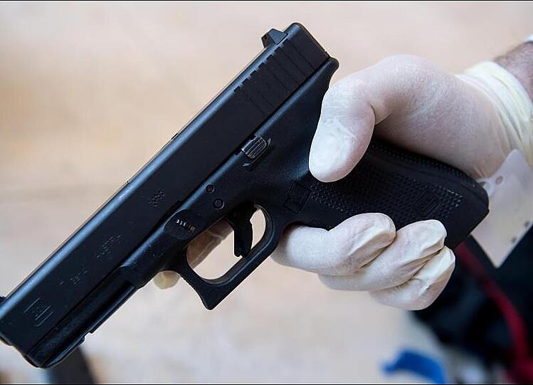 Die Tatwaffe von David S. beim Amoklauf in München, eine Pistole vom Typ Glock 17, ist im Landeskriminalamt (LKA) zu sehen.