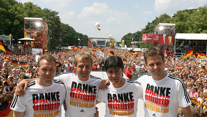 Die Vier vom Sommermärchen vor der Fanmeile: Torwart-Trainer Andreas Köpke, Bundestrainer Jürgen Klinsmann, sein damaliger Assistent Joachim Löw und Teammanager Oliver Bierhoff (v.l.).