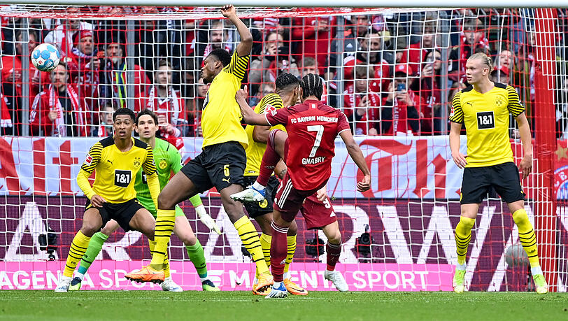 Knie, Volley, drin! Serge Gnabrys Traumtor zum 1:0 gegen den BVB. Knie, Volley, drin! Serge Gnabrys Traumtor zum 1:0 gegen den BVB.