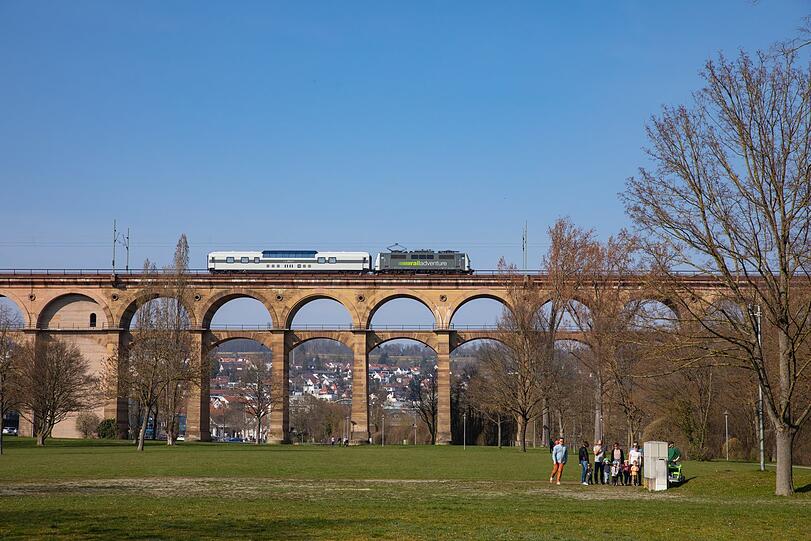 Hier düst der Luxon über eine Brücke - insgesamt gibt es nur fünf dieser Domecar-Aussichtswagen, ursprünglich von der Deutschen Bahn.