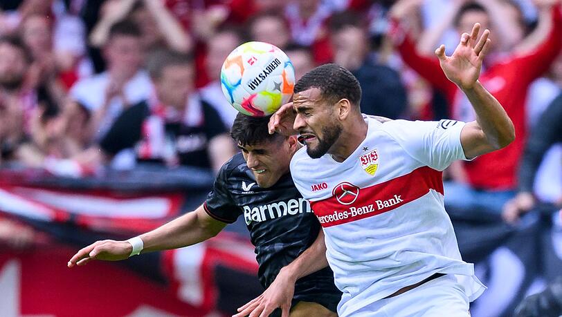 Josha Vagnoman (r) mit vollem Einsatz im Luftduell gegen Leverkusens Piero Hincapie.