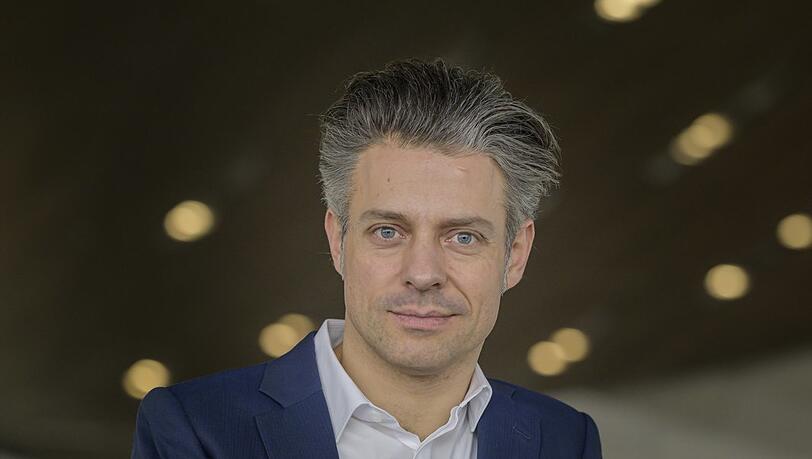 Joseph Bastian (42) stammt aus Forbach in Lothringen. Er kam 2004 als Posaunist zum Symphonieorchester des Bayerischen Rundfunks, wo er 2016 als Dirigent einsprang. Seit seit der Saison 2023/24 ist er Chefdirigent und Künstlerischer Leiter der Münchner Symphoniker.