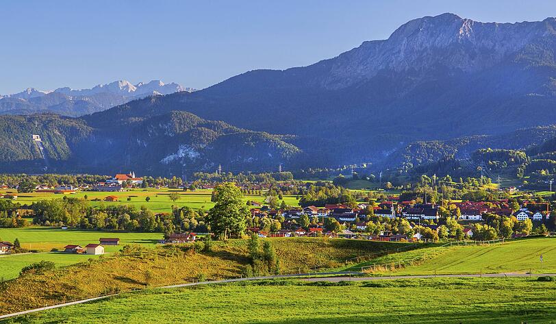 Ausblick auf das Klostergut Schlehdorf. Ausblick auf das Klostergut Schlehdorf.