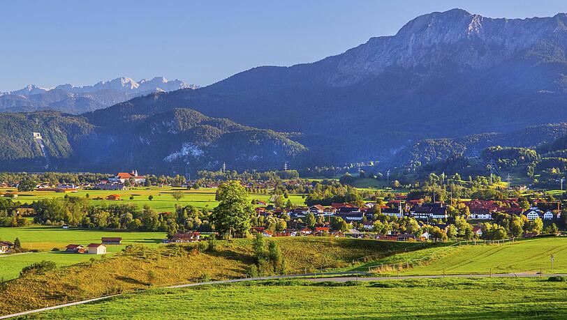 Ausblick auf das Klostergut Schlehdorf.