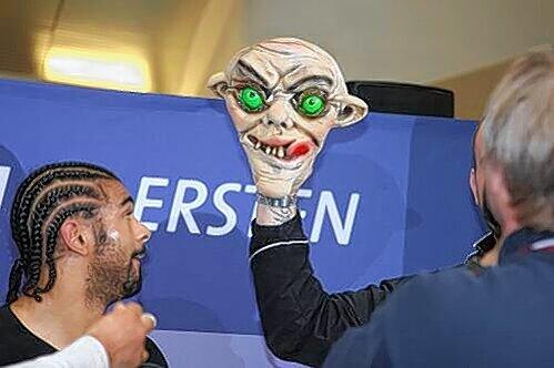 Skandal-Boxer David Haye teilt auch in Nürnberg aus. Erst verunglimpfte er das Hotel "Hilton", dann drosch er auf eine Maske ein.