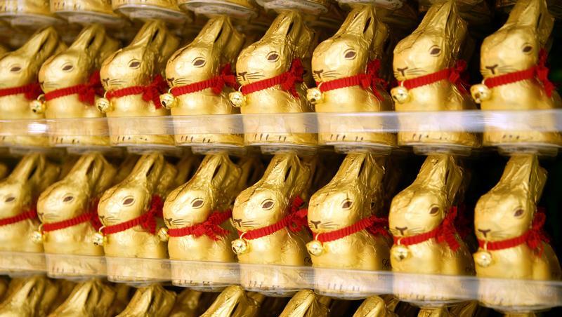 Lindt wickelt seien Schokohäschen ein rotes Halsband mit Glöckchen um den Hals, während dem Konkurrent lediglich eine bräunlich-rötliche Schleife aufdruckt. Lindt wickelt seien Schokohäschen ein rotes Halsband mit Glöckchen um den Hals, während dem Konkurrent lediglich eine bräunlich-rötliche Schleife aufdruckt.