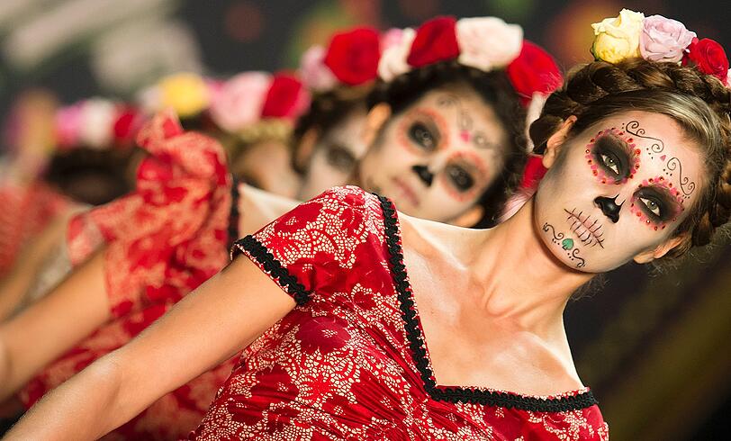 Noah Becker und Shermine Sharivar kommen sich näher, Micaela Schäfer präsentiert sich angezogen und Models posieren mit Schnurrbart - zum Beginn der Fashion Week in Berlin ist Einiges geboten. Von Promi-Klatsch bis Haute Couture - sehen Sie hier die besten Bilder aus der Hauptstadt.
