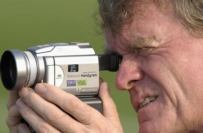 &bdquo;Mein Film von der WM 1990, vom Titelgewinn, der ist legendär. Ich habe schon immer gern fotografiert und Filme gemacht, selbst geschnitten und geklebt. 1990 in Italien habe ich den ersten Film gemacht, die Kamera immer und überall hin mitgenommen. Viele meinten: Was machst denn da für einen Schmarrn? Ich hab' geantwortet: Wenn wir den Titel holen, seid's froh, dass ihr von mir eine CD bekommt und später euren Enkeln zeigen könnt. Ich hab fast alles gefilmt, auch mal in der Dusche und auf&rsquo;m Klo, aber das haben wir dann rausgelassen.&ldquo;