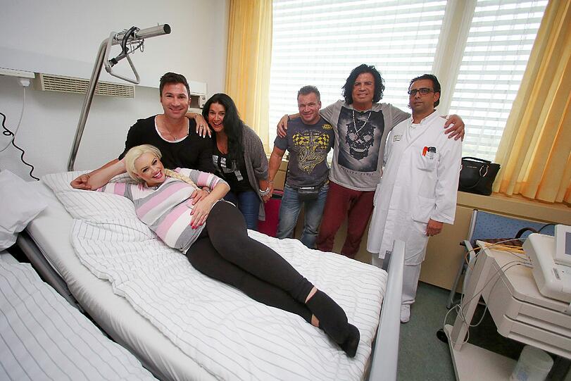 Am Abend vor der Geburt checkte Daniela Katzenberger mit der ganzen Familie im Krankenhaus ein.
