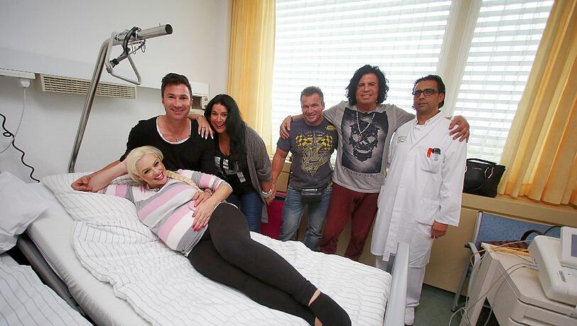 Am Abend vor der Geburt checkte Daniela Katzenberger mit der ganzen Familie im Krankenhaus ein. Am Abend vor der Geburt checkte Daniela Katzenberger mit der ganzen Familie im Krankenhaus ein.