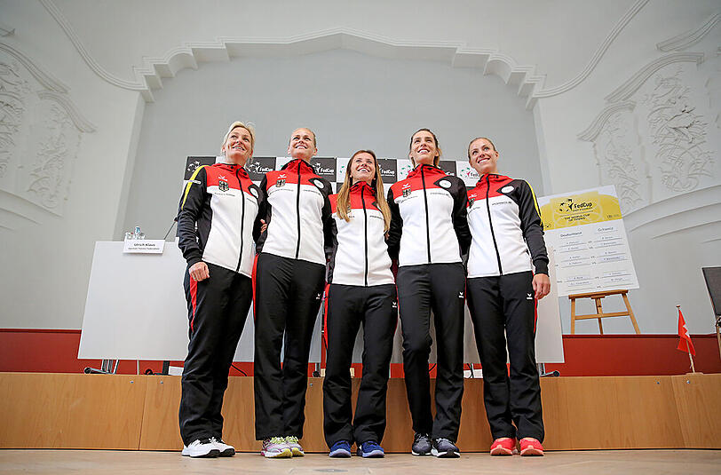 Die deutschen Tennisspielerinnen Barbara Rittner (Kapitän des Fed-Cup-Teams des DTB, l-r), Anna-Lena Grönefeld, Annika Beck, Andrea Petkovic, und Angelique Kerber stehen am 05.02.2016 nach der Auslosung zum Fed-Cup-Viertelfinale Deutschland - Schweiz in Leipzig (Sachsen).