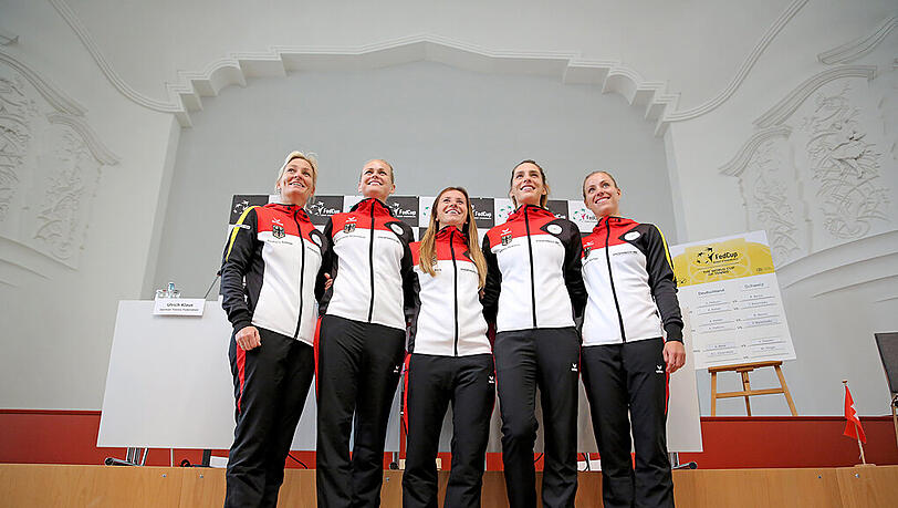 Die deutschen Tennisspielerinnen Barbara Rittner (Kapitän des Fed-Cup-Teams des DTB, l-r), Anna-Lena Grönefeld, Annika Beck, Andrea Petkovic, und Angelique Kerber stehen am 05.02.2016 nach der Auslosung zum Fed-Cup-Viertelfinale Deutschland - Schweiz in Leipzig (Sachsen). Die deutschen Tennisspielerinnen Barbara Rittner (Kapitän des Fed-Cup-Teams des DTB, l-r), Anna-Lena Grönefeld, Annika Beck, Andrea Petkovic, und Angelique Kerber stehen am 05.02.2016 nach der Auslosung zum Fed-Cup-Viertelfinale Deutschland - Schweiz in Leipzig (Sachsen).