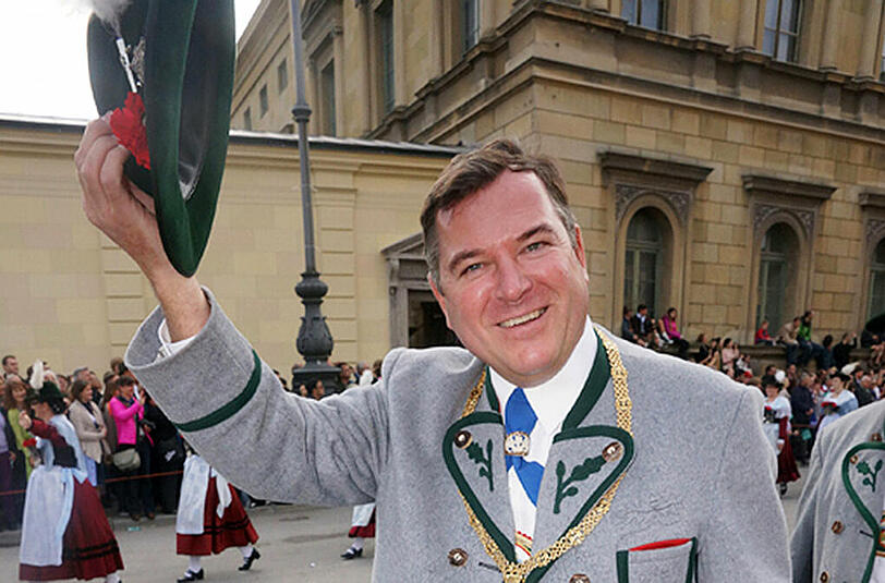 Wiesn-Chef Josef Schmid hat einen klaren Favoriten, wenn es um den Wiesn-Hit 2016 geht!