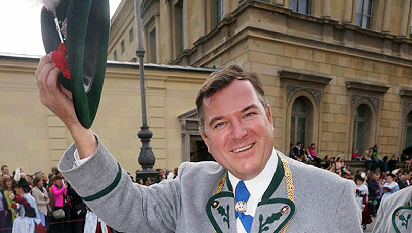 Wiesn-Chef Josef Schmid hat einen klaren Favoriten, wenn es um den Wiesn-Hit 2016 geht! Wiesn-Chef Josef Schmid hat einen klaren Favoriten, wenn es um den Wiesn-Hit 2016 geht!