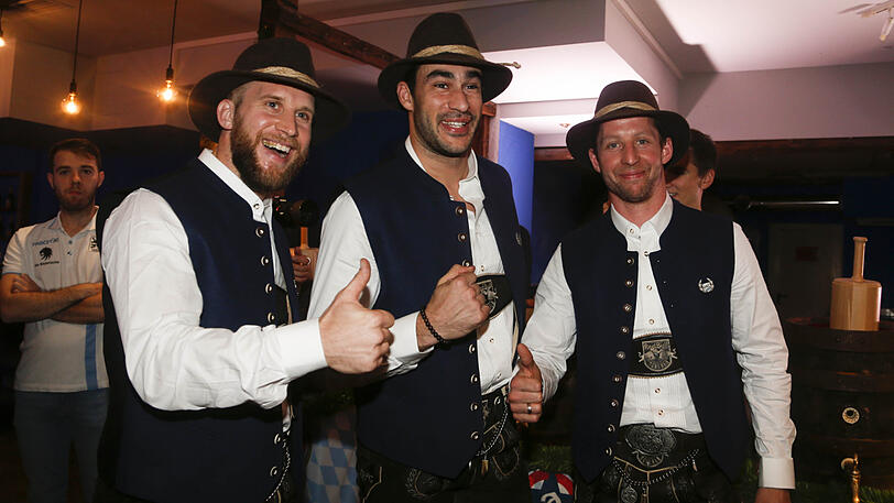 Die "Hacker-Pschorr Wiesnchampions 2018": Michael Wolf (r.), Trevor Parkes (m.) und Andrew Bodnarchuk vom EHC Red Bull München.