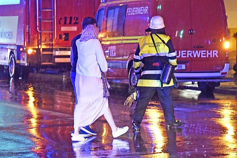 Nach einem Saunabrand in einem Münchner Hotel müssen sechs Gäste ins Krankenhaus.