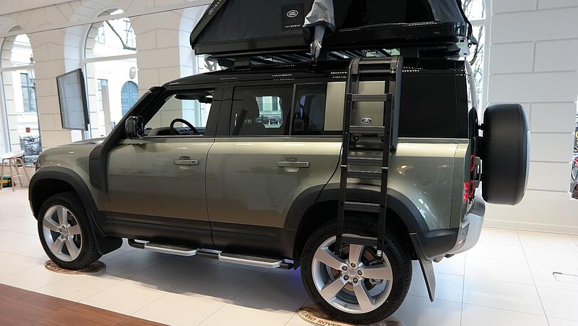 Inklusive Reservereifen ist der neue Defender 110 knapp über fünf Meter lang. Inklusive Reservereifen ist der neue Defender 110 knapp über fünf Meter lang.