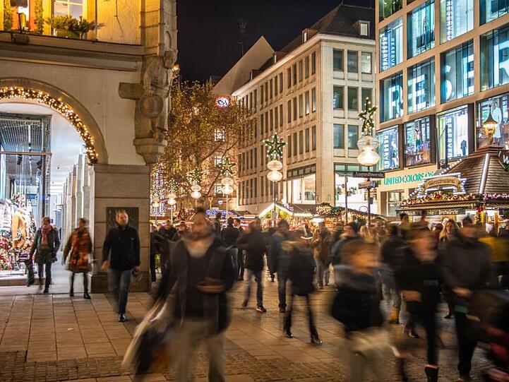 Am ersten Adventwochenende sind zahlreiche Menschen in der Kaufingerstraße in München unterwegs. F. Foto: Lino Mirgeler/dpa