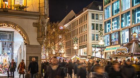 Am ersten Adventwochenende sind zahlreiche Menschen in der Kaufingerstraße in München unterwegs. F. Foto: Lino Mirgeler/dpa