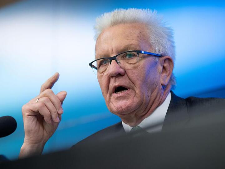 Winfried Kretschmann (Bündnis 90/Die Grünen), Ministerpräsident von Baden-Württemberg, bei einer Pressekonferenz. Foto: Marijan Murat/Archiv