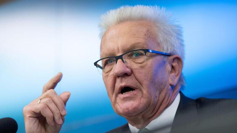 Winfried Kretschmann (Bündnis 90/Die Grünen), Ministerpräsident von Baden-Württemberg, bei einer Pressekonferenz. Foto: Marijan Murat/Archiv Winfried Kretschmann (Bündnis 90/Die Grünen), Ministerpräsident von Baden-Württemberg, bei einer Pressekonferenz. Foto: Marijan Murat/Archiv