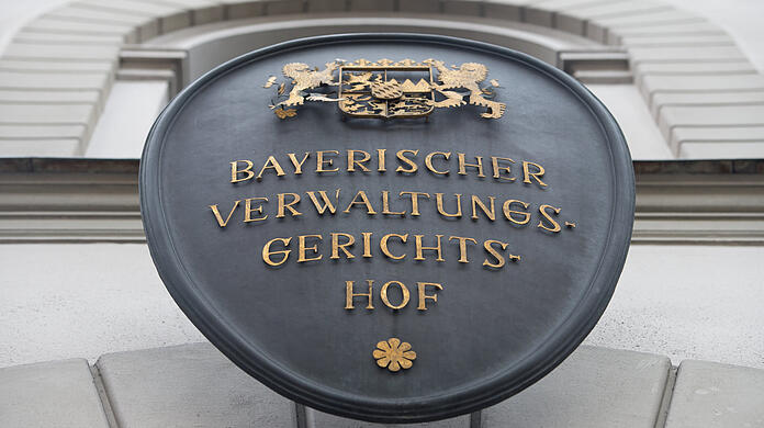 Ein Metallschild mit der Aufschrift "Bayerischer Verwaltungsgerichtshof" hängt an der Fassade des bayerischen Verwaltungsgerichtshof.  (Archivbild)