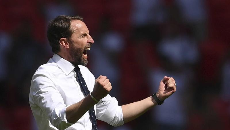 Englands Nationaltrainer Gareth Southgate jubelt nach dem Auftaktsieg.