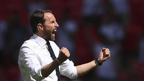 Englands Nationaltrainer Gareth Southgate jubelt nach dem Auftaktsieg.