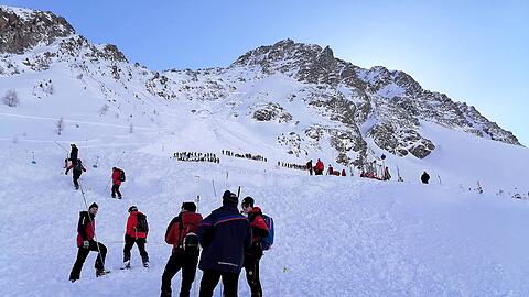 Rettungskräfte in Sölden sind am Lawinenkegel im Einsatz.