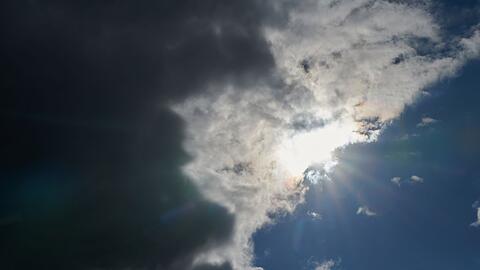 Die Sonne kommt hinter Regenwolken hervor.